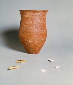Corredi funerari, inclusi selci, anelli per capelli e un bicchiere con decorazione incisa, da Winterslow, Radley, Upper Thames, Età del Bronzo